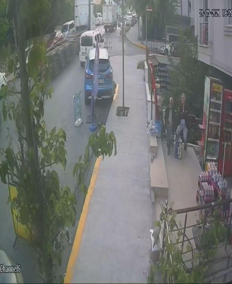 Beylikdüzünde skuter ile sokaktan caddeye çıkan çocuğa TIR çarptı; kaza kamerada