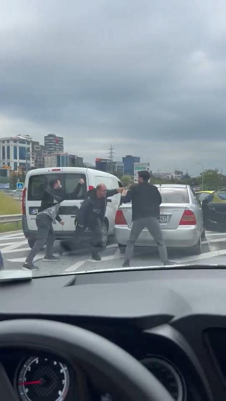Ataşehirde iki sürücü arasında çıkan kavga kamerada