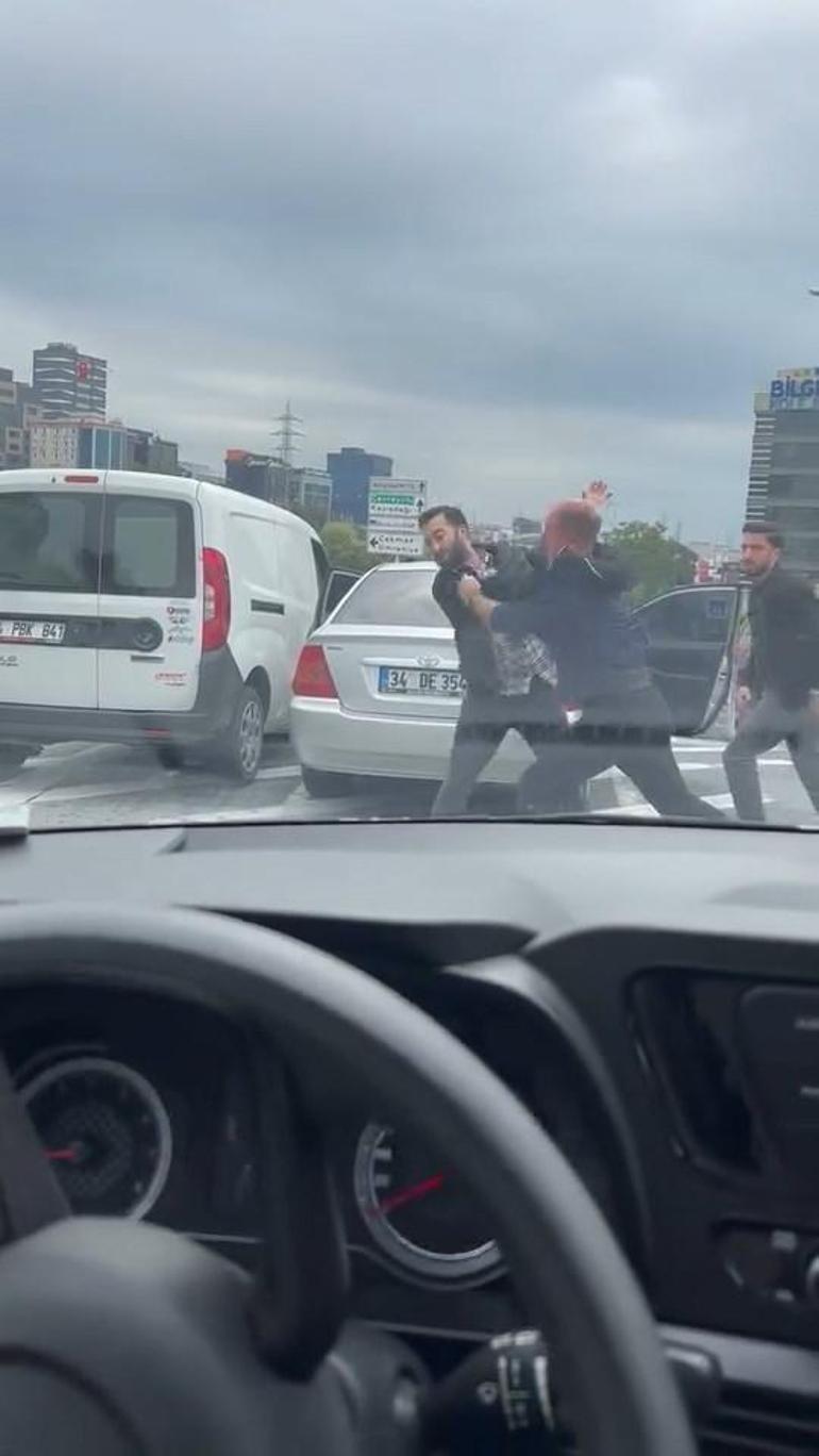 Ataşehirde iki sürücü arasında çıkan kavga kamerada