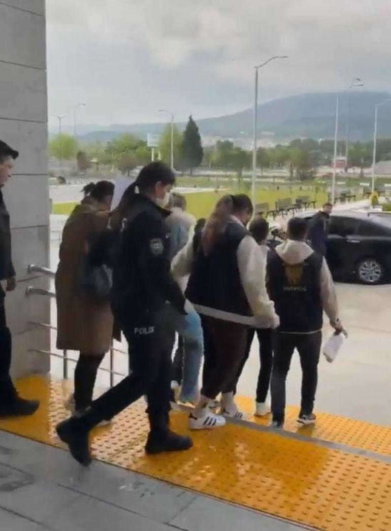 Kütahya’da kuyumcuyu düşük ayarlı altınla dolandıran 4 şüpheli yakalandı