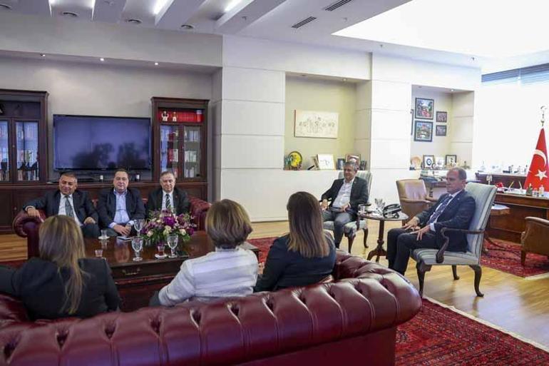 Özgür Özel, büyükşehir belediye başkanları ile bir araya geldi