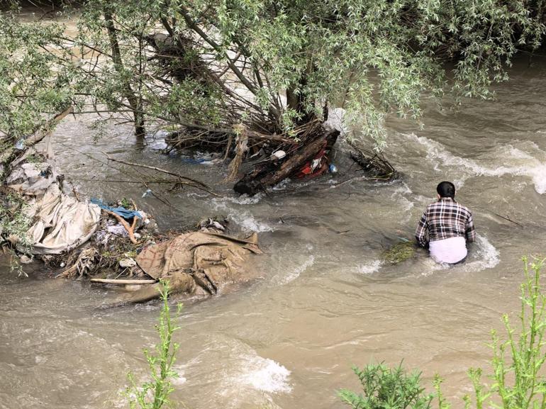 Akıntıya kapılıp 1 kilometre sürüklendi, çalılara tutunarak hayatta kaldı