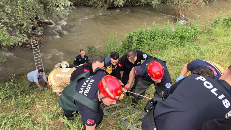 Akıntıya kapılıp 1 kilometre sürüklendi, çalılara tutunarak hayatta kaldı