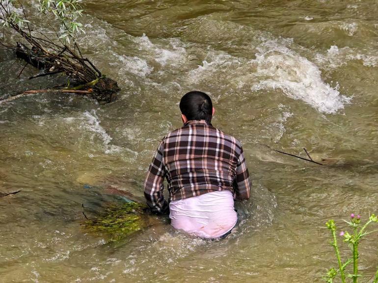 Akıntıya kapılıp 1 kilometre sürüklendi, çalılara tutunarak hayatta kaldı