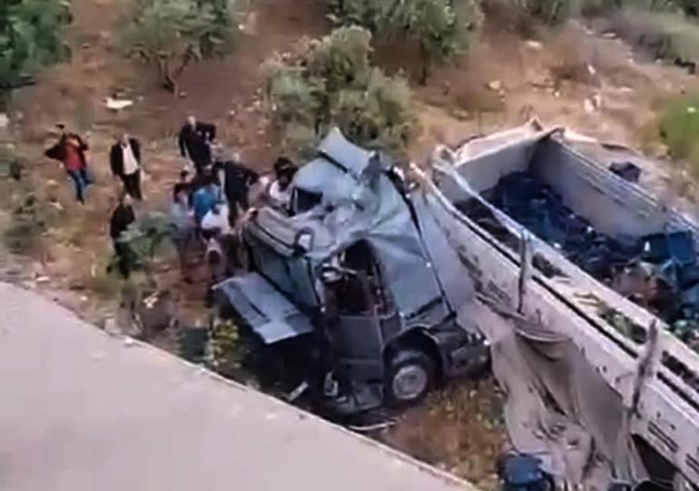 TIR, otomobile çarpıp viyadükten düştü; 3 ölü, 3 yaralı