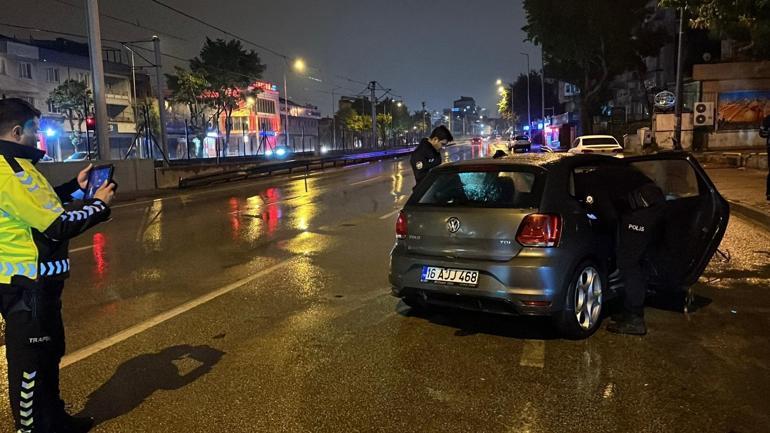Refüje ve bariyerlere çarpan otomobilin motoru koptu: 1i ağır 2 yaralı