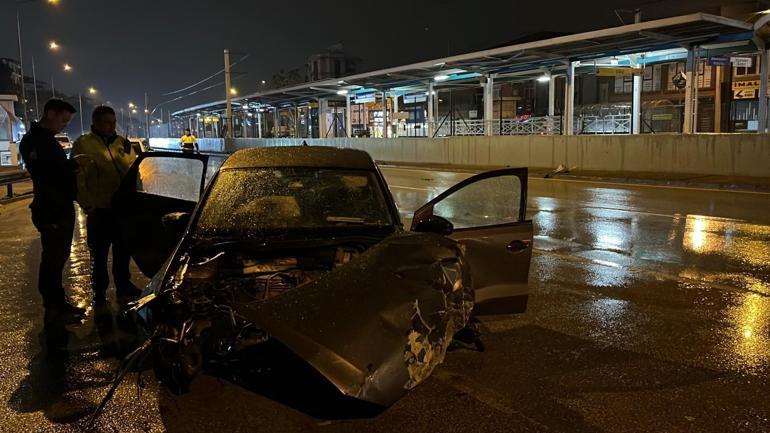 Refüje ve bariyerlere çarpan otomobilin motoru koptu: 1i ağır 2 yaralı