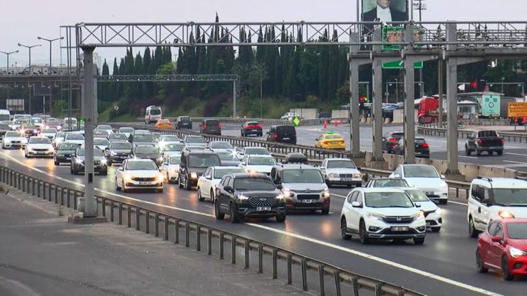 İstanbulda bayram tatili hareketliliği; bazı yollarda trafik yoğunluğu oluştu