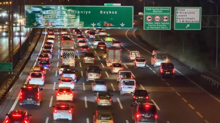 İstanbulda bayram tatili hareketliliği; bazı yollarda trafik yoğunluğu oluştu