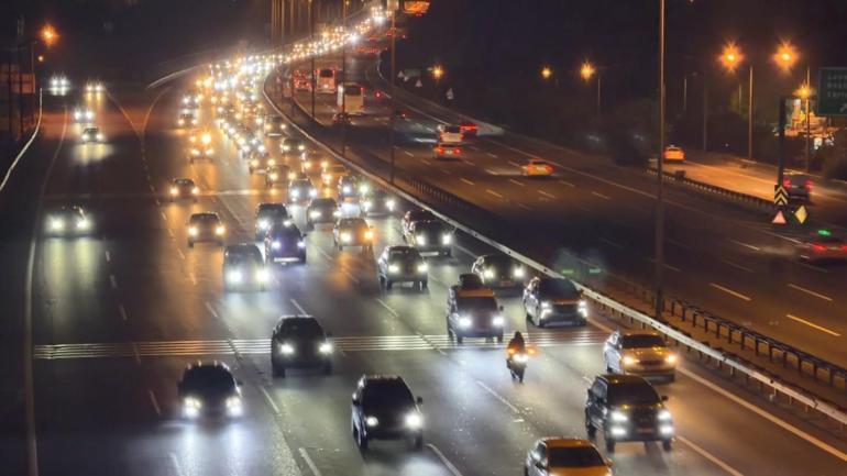 İstanbulda bayram tatili hareketliliği; bazı yollarda trafik yoğunluğu oluştu