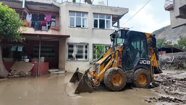 Hatayda su basan ev ve iş yerleri temizleniyor