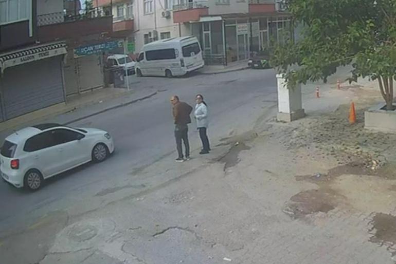 Yakınına el sallarken yola çıktığı sırada otomobil çarptı