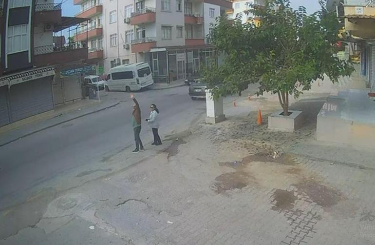 Yakınına el sallarken yola çıktığı sırada otomobil çarptı