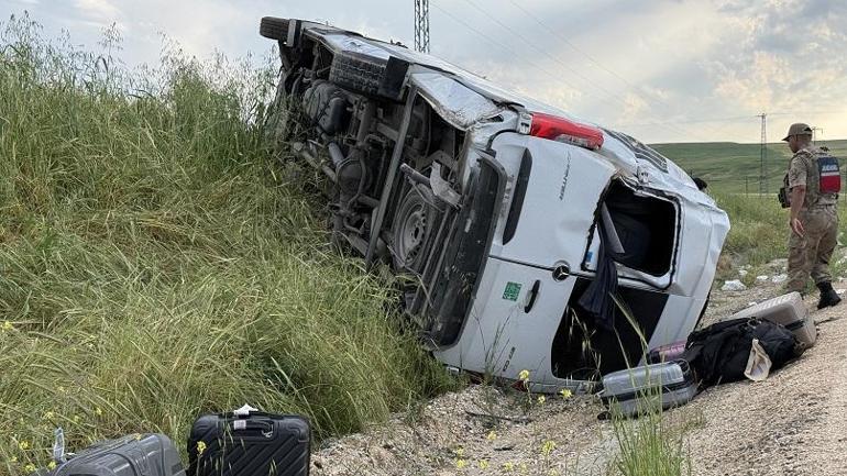 Diyarbakırda yolcu minibüsü, şarampole devrildi: 19 yaralı