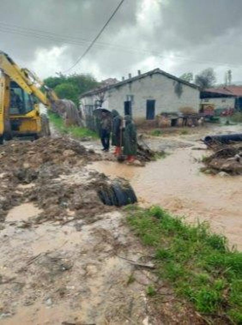 Çorumda dolu ve sağanak sele neden oldu