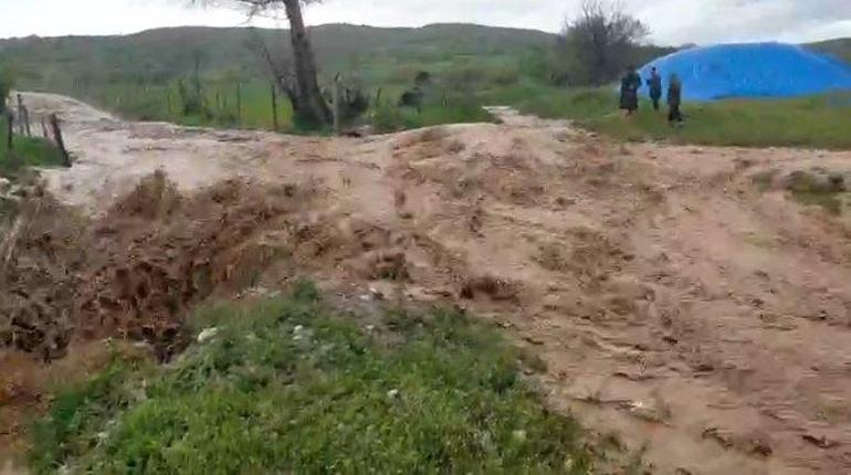 Çorumda dolu ve sağanak sele neden oldu