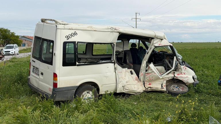 Aksarayda servis minibüsü ile kamyonet çarpıştı: 5 yaralı