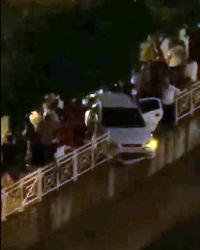 Adanada otomobil, sulama kanalının korkuluklarında asılı kaldı