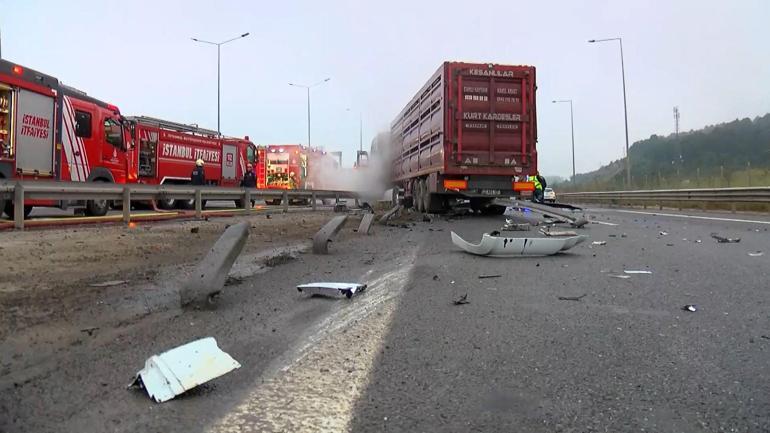 Çekmeköyde bariyerlere çarpan TIR yandı
