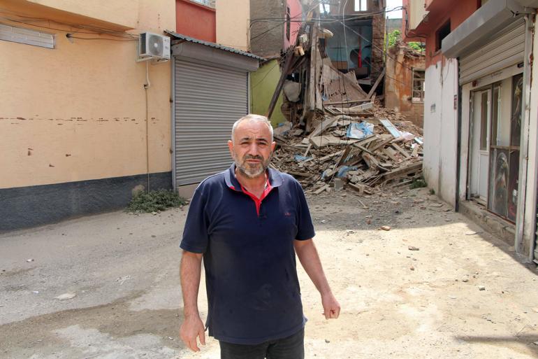 Adana’da 3 katlı metruk bina çöktü; o anlar kamerada