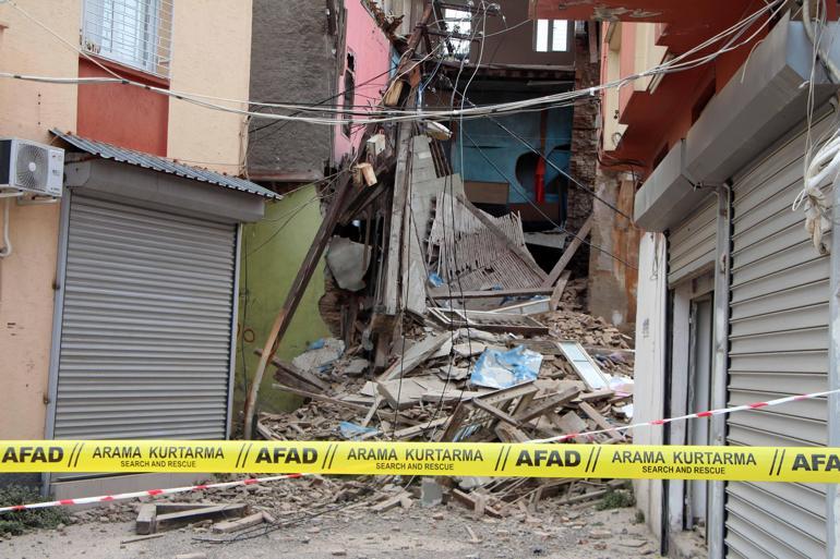 Adana’da 3 katlı metruk bina çöktü; o anlar kamerada