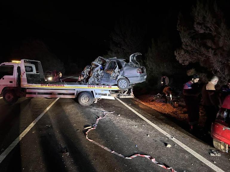 Adanada iki otomobil çarpıştı: 2 ölü, 3 yaralı