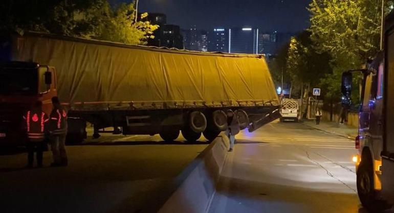 Küçükçekmece’de palet yüklü TIR geri kayarak sitenin duvarına çarptı
