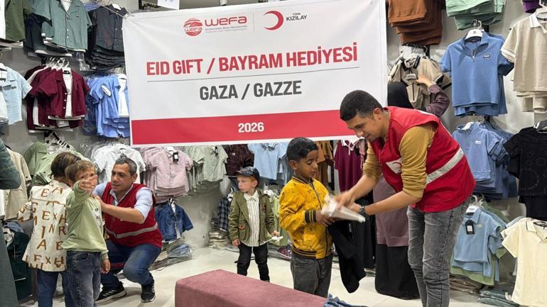 Türk Kızılaydan Gazzeli çocuklara bayramlık kıyafet yardımı