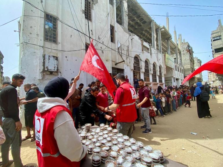 Türk Kızılaydan Gazzeli çocuklara bayramlık kıyafet yardımı