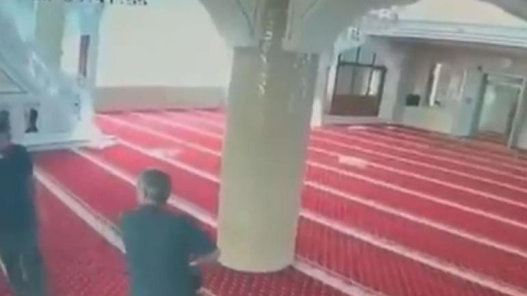 Bahçelievler’de cami imamına yumruklu saldırı kamerada