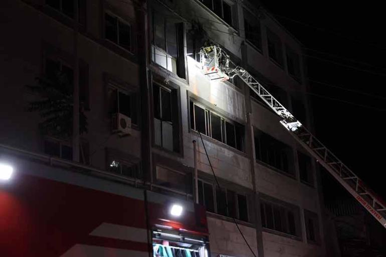 İzmir’de 5 katlı ayakkabı imalathanesinde çıkan yangın söndürüldü