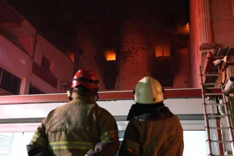 İzmir’de 5 katlı ayakkabı imalathanesinde çıkan yangın söndürüldü