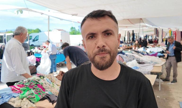 Semt pazarında kendi bestelerini seslendirip satış yapıyor