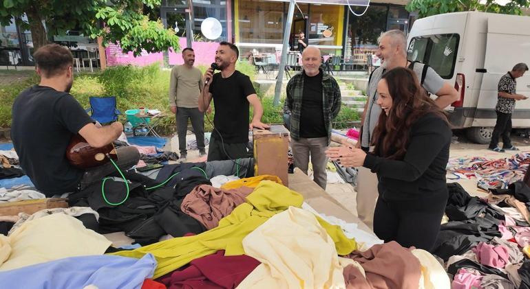 Semt pazarında kendi bestelerini seslendirip satış yapıyor