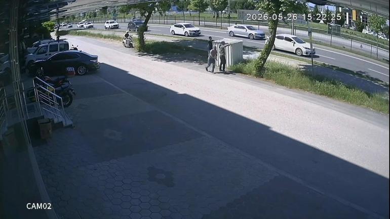 Bursada kamyonet kasasından demir kafes düştü; o anlar kamerada