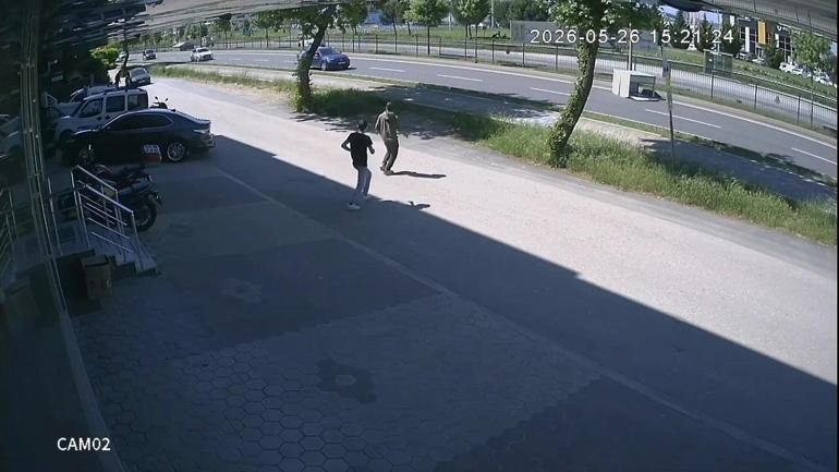 Bursada kamyonet kasasından demir kafes düştü; o anlar kamerada