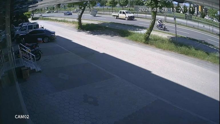 Bursada kamyonet kasasından demir kafes düştü; o anlar kamerada