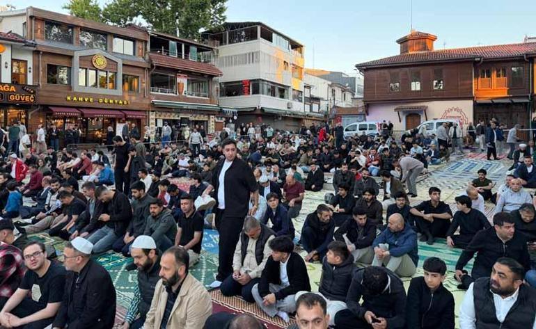 Bayram namazını Eyüpsultan Camii’nde kıldılar