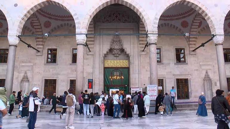 Sultanahmet Camiinde bayram yoğunluğu havadan görüntülendi