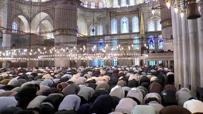 Sultanahmet Camiinde bayram yoğunluğu havadan görüntülendi