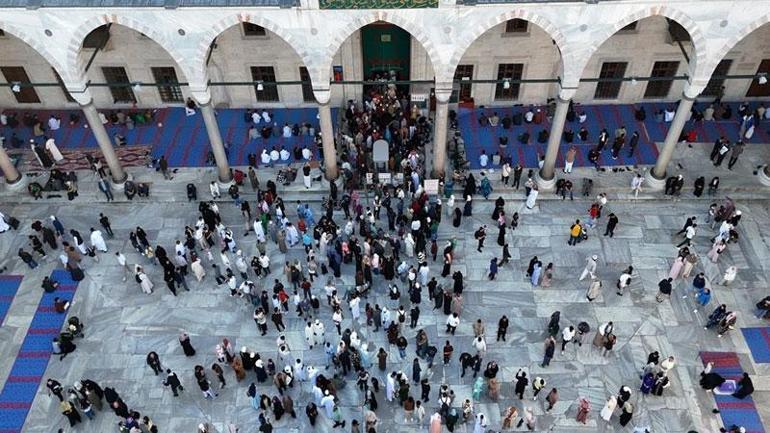 Sultanahmet Camiinde bayram yoğunluğu havadan görüntülendi