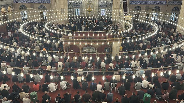 Bakan Güler, bayram namazını Selimiye Camisinde kıldı