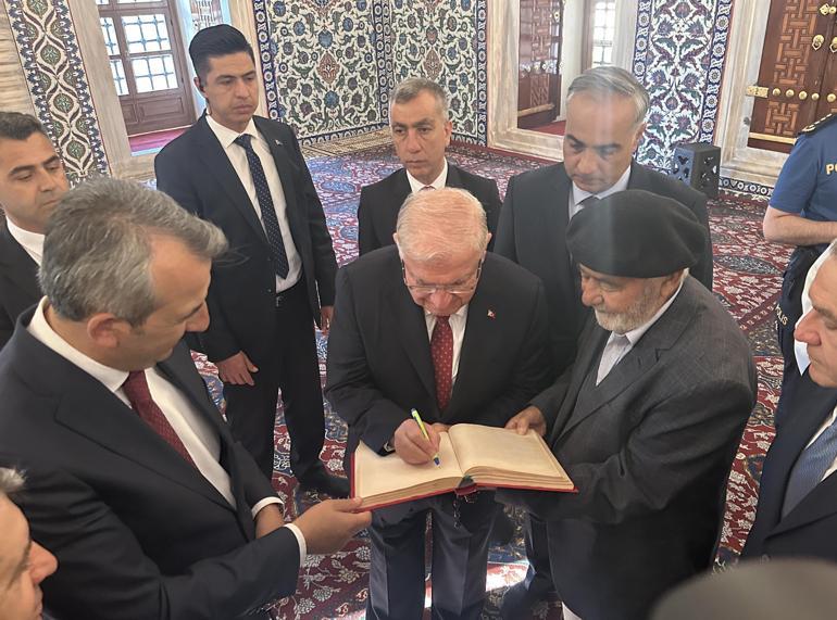 Bakan Güler, bayram namazını Selimiye Camisinde kıldı