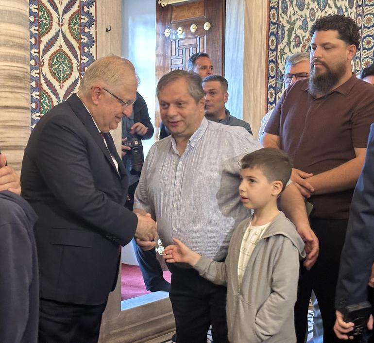 Bakan Güler, bayram namazını Selimiye Camisinde kıldı