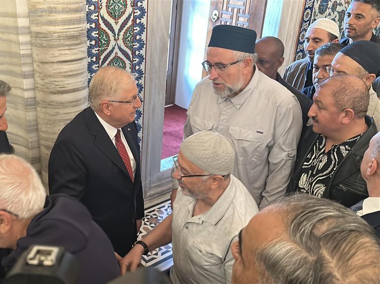 Bakan Güler, bayram namazını Selimiye Camisinde kıldı