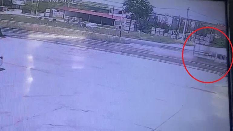 Kurbanlık yüklü kamyonetle hafif ticari aracın çarpıştığı kaza kamerada: 4 yaralı