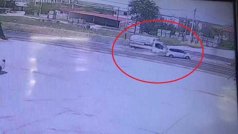 Kurbanlık yüklü kamyonetle hafif ticari aracın çarpıştığı kaza kamerada: 4 yaralı