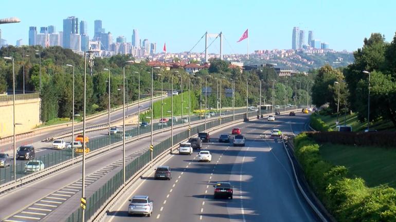 İstanbulda bayramın ilk gününde yollar boş kaldı
