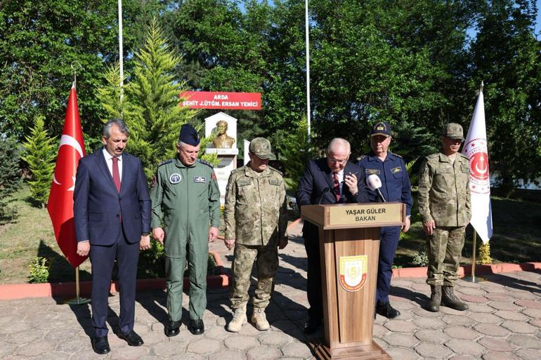 Bakan Güler, Yunanistan sınırında Mehmetçikle bayramlaştı