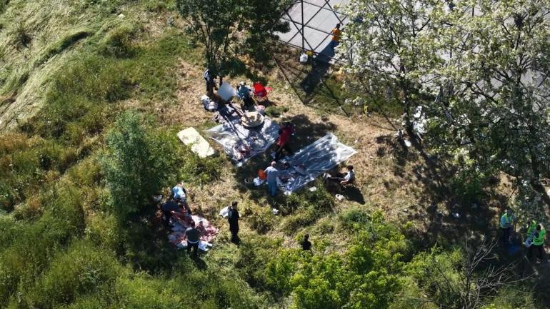 Sultangazide kurbanlıkları yol kenarları ve parklarda kestiler